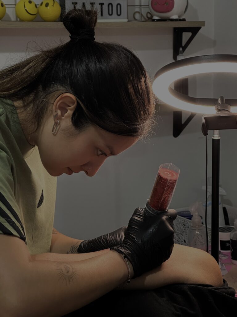 Mica 23 ink, tatuadora